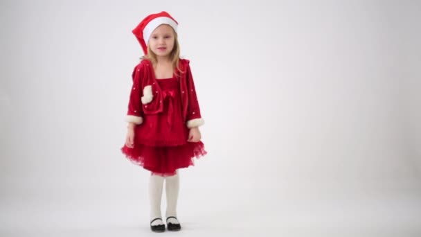 Niña en sombrero de Santa Claus — Vídeo de stock