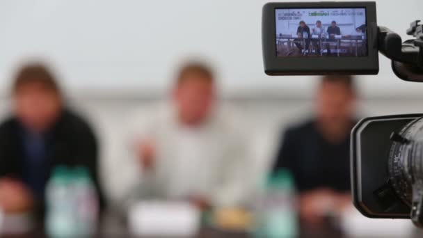 Camera zoeker-opname van persconferentie — Stockvideo