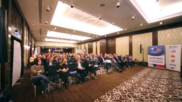 Visores en la Conferencia de especialistas de la industria de los medios de comunicación — Vídeos de Stock