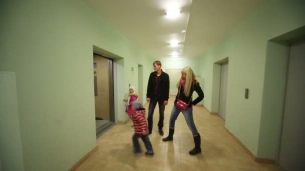 Vater, Mutter, kleiner Sohn und Tochter — Stockvideo