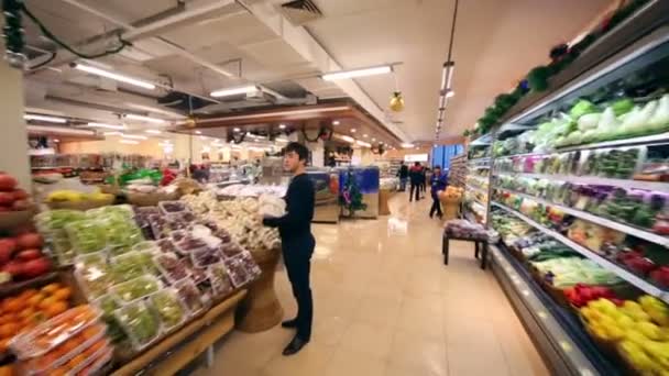 Seção de alimentos de conveniência, legumes, queijos — Vídeo de Stock