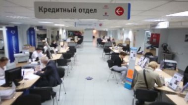 kredi ve sigorta departmanlarında insanlar