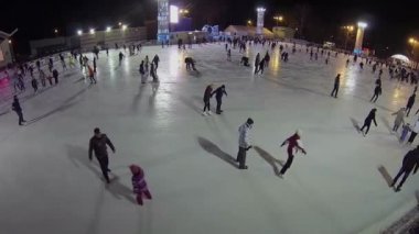 İnsanlar buz pateni pistinde paten üzerinde slayt