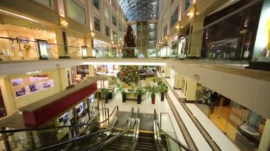 Moskova'daki Nikolskaya Plaza'da yürüyen merdivenle inen