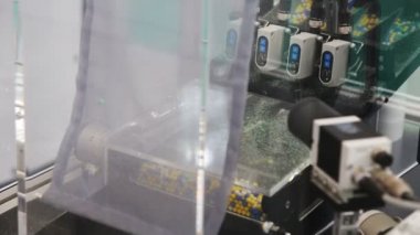 küçük peletlerin ayıklanması ve saysayımı için makine