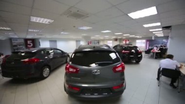 Dükkan ofisinde koyu renkli arabalar ile Salon