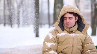 Adam hediyelik Eyfel Kulesi satıyor