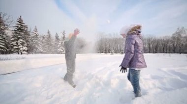 Mutlu kız ve erkek kardeşim kar atmak