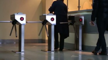 Güvenlik turnike ile giriş