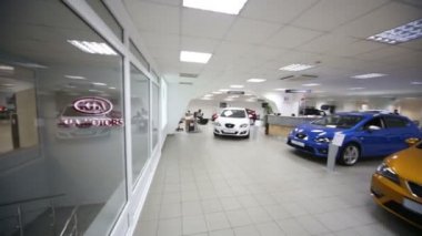 Dükkan ofisinde araba Kia ile Hall