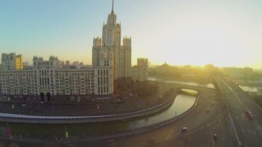Cityscape Kotelnicheskaya iskele üzerinde trafik ile