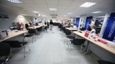 Personel ile sigorta bölümünde kişiler