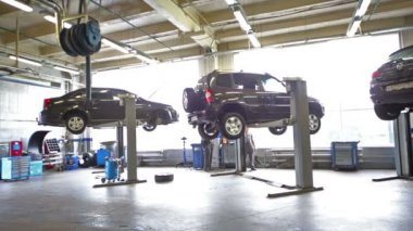 Dönen tekerlekleri olan araba aşağı iner