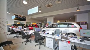 Mağaza nın ofisinde personel ile tablolar
