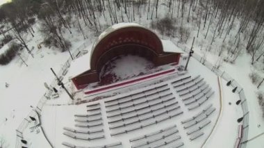 Küçük açık amfi tiyatro kış park