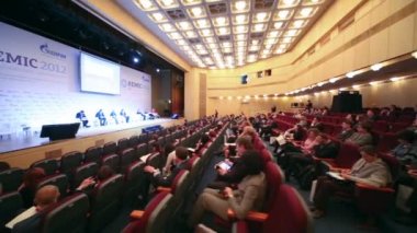 İnsanlar oturur Uluslararası Konferansı'nda