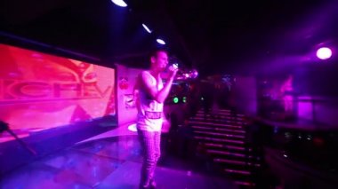 Şarkıcı parti sırasında sahnede gerçekleştirir