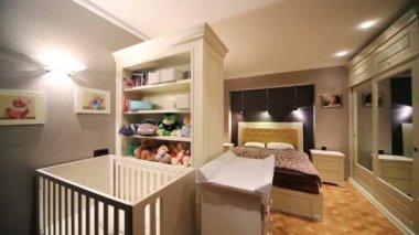 Beyaz Bebek karyolası, oyuncaklar ile dolap