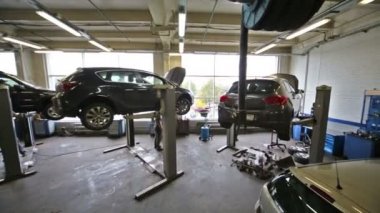 Atölyedeki asansörlerde çalışan işçiler ve arabalar