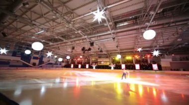 Genç adam ve kadın artistik patinaj