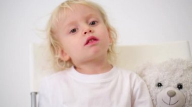 küçük çocuk sandalyeye oturur