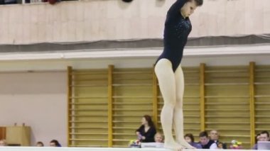 Boom siyah kostümlü kız