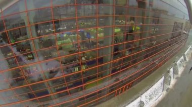 İnsanlar sergi alanında yürüyor