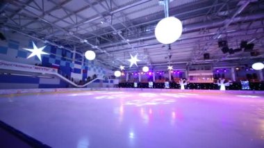 Spot ışıkları ile boş buz stadyum