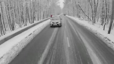 Araba yol ile sürücüler ve kadın yürür
