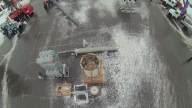 İnsanlar makine ve ekipmanları izliyor