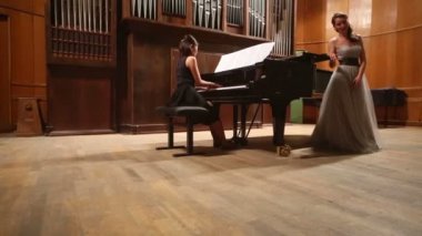 Sahne Alanı'nda kadın piyanist ve opera şarkıcısı