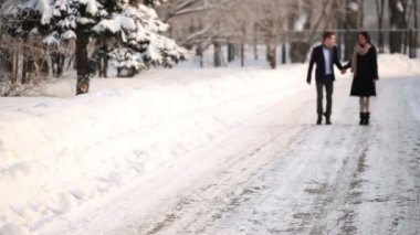 Güzel genç adam ve çalışan kadın