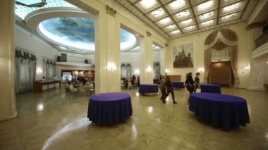 Akademik Tiyatro'da insanlar kafede yürüyor