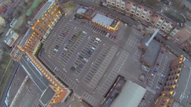 Yer binalar arasında arabalı otopark