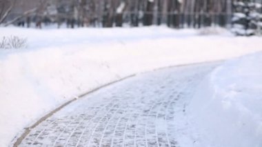 Yolu üzerinde çalışan kız ve erkek arka