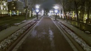 Adam fenerler ile bulvar tarafından yürümek