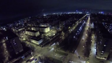 Sokak trafik ve havai fişek ile şehir panoraması