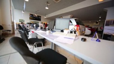 personel ve dükkan ofisinde araba