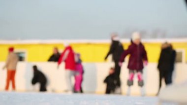 Kadın ve kız öğrenir paten