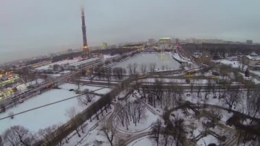 Ostankinskaya Tv tower yakınındaki sokaklarda trafik