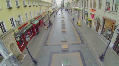 İnsanlar Kamergersky yolu üzerinde yürümek