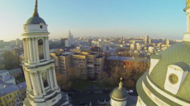 Cityscape belltower ve kilise kubbe ile