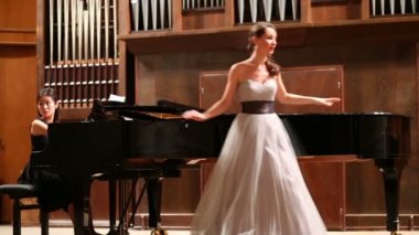 kadın opera sanatçısı gösteriden sonra