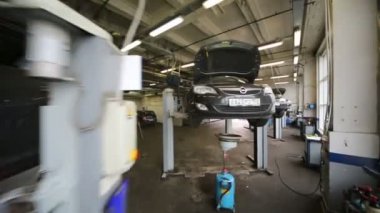 Atölyedeki asansörlerde arabaları inceleyin