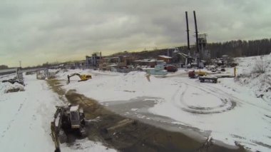 Ekskavatör ve otomobillerde sanayi bölgesi