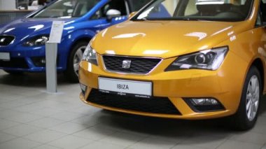 Avtomir bayisinde mavi ve sarı arabalar