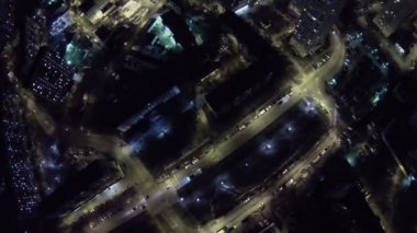 Cityscape gece Caddesi'ndeki trafik ile