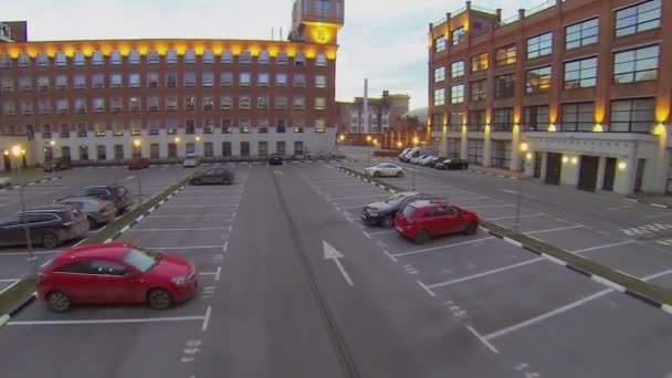 Bilparkering på innergården bland byggnader — Stockvideo