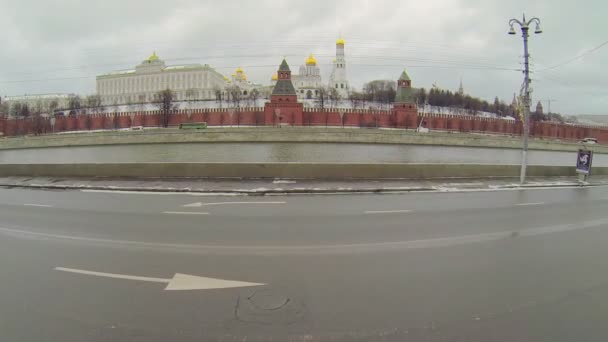 Verkeer nabij het Kremlin complex — Stockvideo
