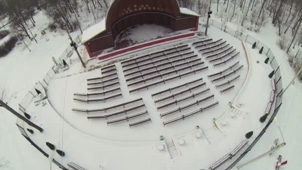Parque nevado con pequeño anfiteatro al aire libre — Vídeos de Stock